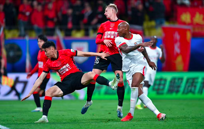 开云-1-0！中场核心角球破门一剑封喉 上赛季第3两连胜领跑中超|罗慕洛|成都|牟鹏飞|韦世豪|杨明洋_新浪体育_新浪新闻